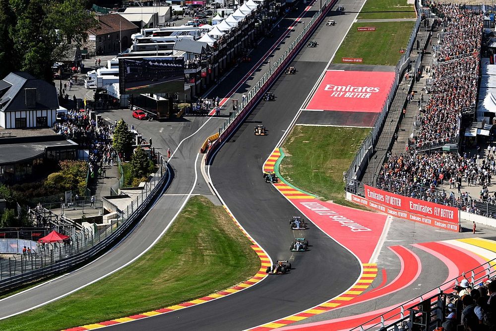 Sergio P&eacute;rez, Red Bull Racing RB18, George Russell, Mercedes W13, Fernando Alonso, Alpine A522