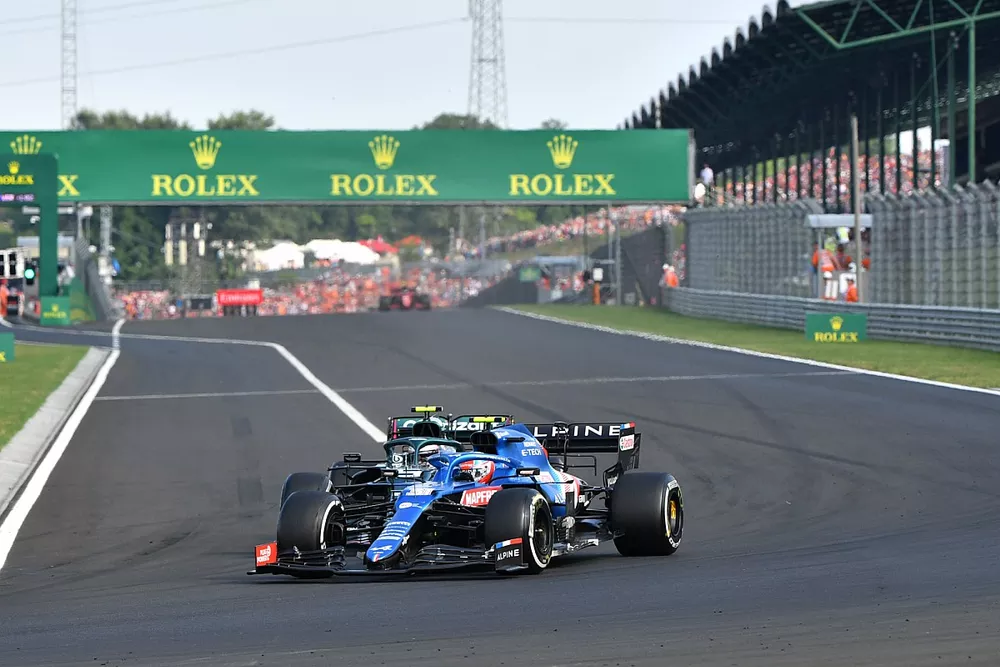 Esteban Ocon, Alpine A521, Sebastian Vettel, Aston Martin AMR21