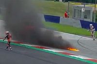 V&iacute;deo: un incendio en las motos de Pedrosa y Savadori obliga a parar el GP de Estiria
