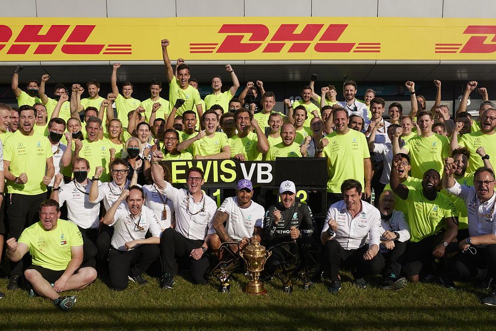 Lewis Hamilton, Mercedes, 1st position, Valtteri Bottas, Mercedes, 3rd position, James Allison, Technical Director, Mercedes AMG, Toto Wolff, Team Principal and CEO, Mercedes AMG, and the Mercedes team celebrate after the race