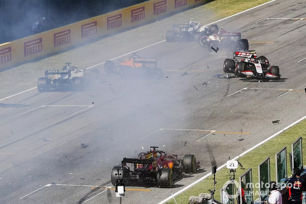 Choque al reinicio de Kevin Magnussen, Haas VF-20 y Carlos Sainz Jr., McLaren MCL35 