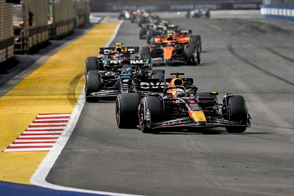 Max Verstappen, Red Bull Racing RB19, George Russell, Mercedes F1 W14, Sergio Pérez, Red Bull Racing RB19