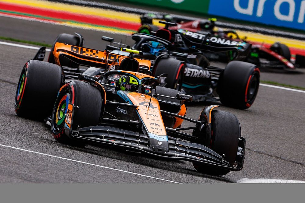 Lando Norris, McLaren MCL60, por delante de George Russell, Mercedes F1 W14