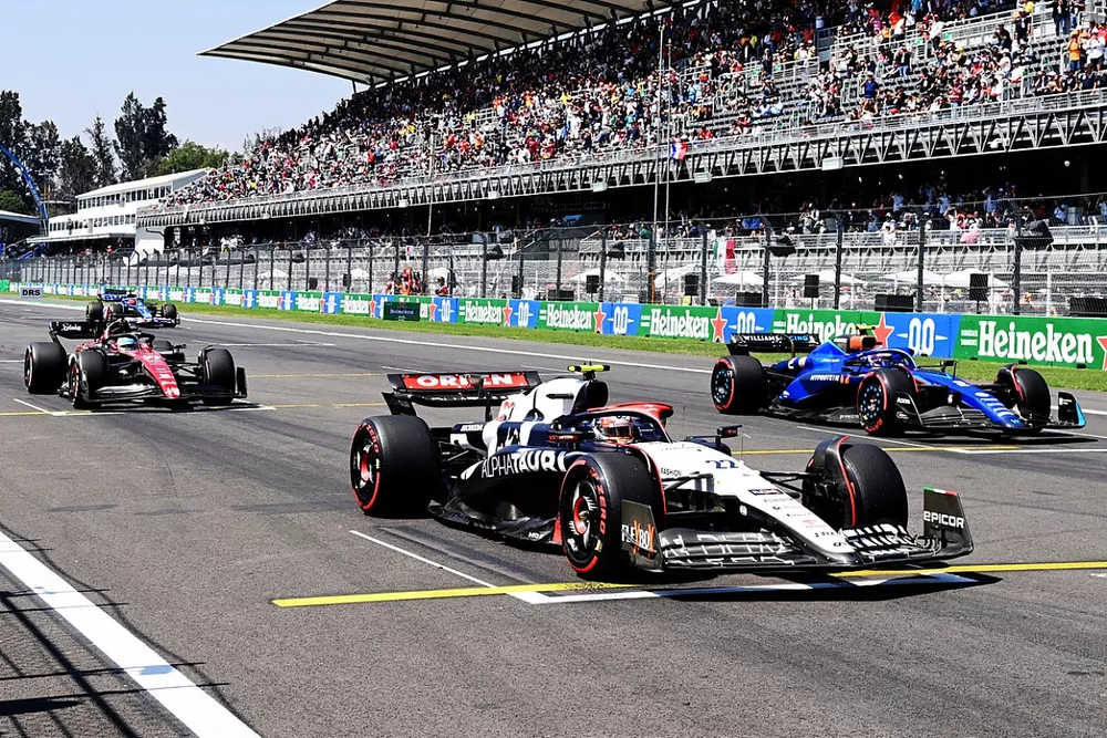 Yuki Tsunoda, AlphaTauri AT04, Logan Sargeant, Williams FW45, Valtteri Bottas, Alfa Romeo C43, Esteban Ocon, Alpine A523, practice their race start procedures at the end of FP3