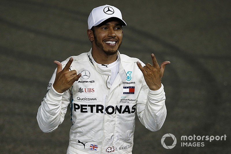Hamilton si diverte su una Yamaha a Jerez e prova anche il brivido di una scivolata