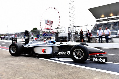 Häkkinen a világbajnok McLarenjét, Massa a 2006-os Ferrarit vitte pályára Japánban