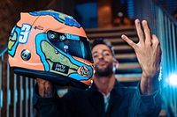Ricciardo revela su casco para 2022 con nuevos colores y un mensaje