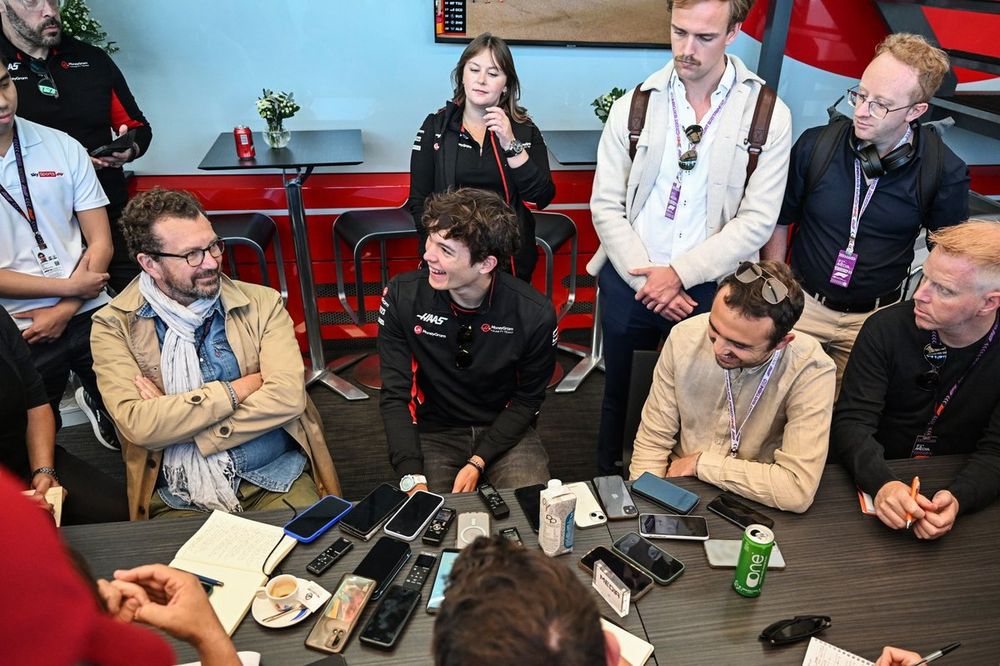 Oliver Bearman, Haas F1 Team, talks to the press