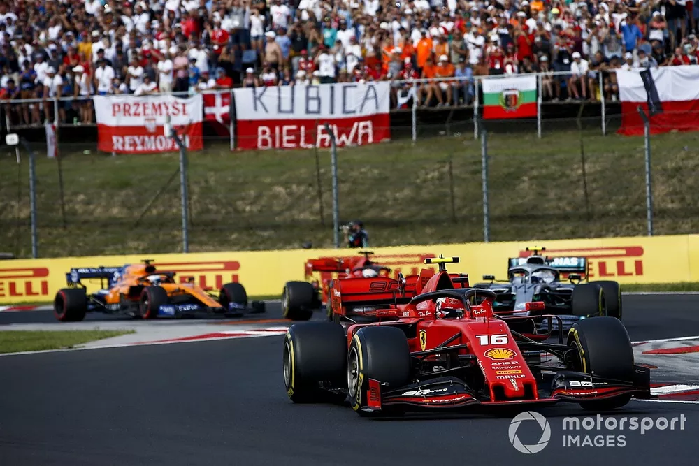 Charles Leclerc, Ferrari SF90, devant Valtteri Bottas, Mercedes AMG W10, Sebastian Vettel, Ferrari SF90, et Carlos Sainz Jr., McLaren MCL34
