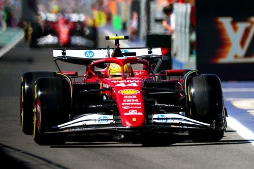 El mensaje en el volante de bienvenida de Ferrari F1 a Hamilton