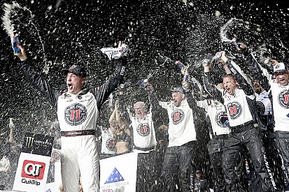 Kevin Harvick takes dominant victory at Atlanta