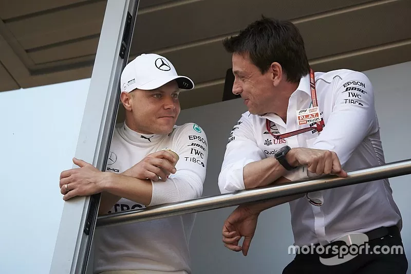 Valtteri Bottas, Mercedes AMG F1, met Toto Wolff