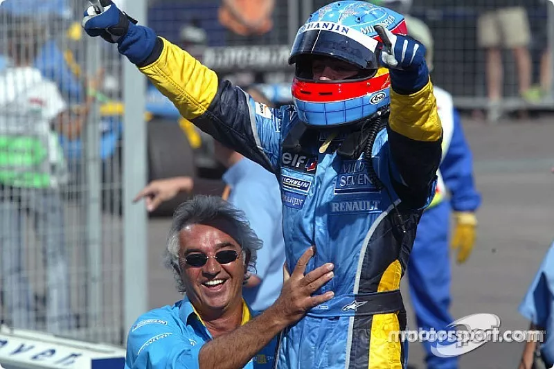 Fernando Alonso, vainqueur, c&eacute;l&egrave;bre sa victoire avec Flavio Briatore