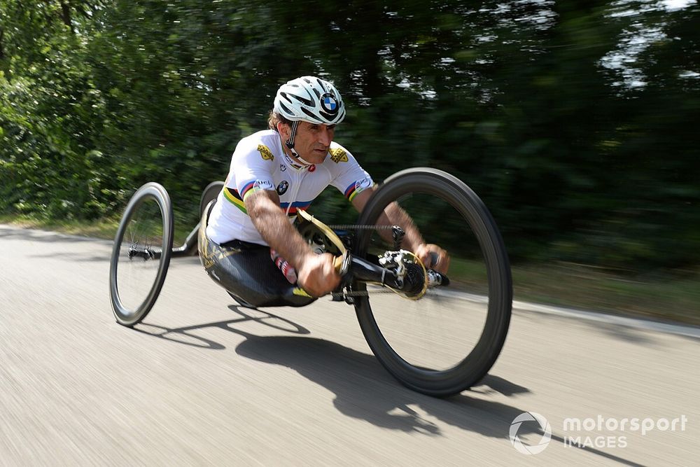 Alex Zanardi se prepara para competir no triatlo de longa distância, que acontecerá em outubro, no H