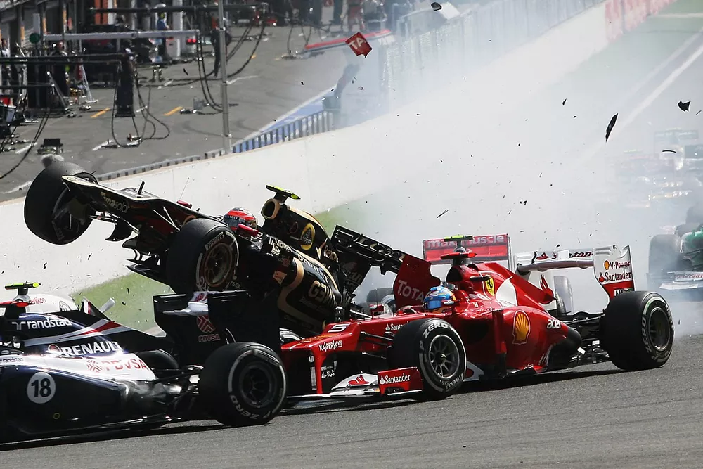 Un accidente en el inicio con Lewis Hamilton, McLaren, Romain Grosjean, Lotus F1, Fernando Alonso, F
