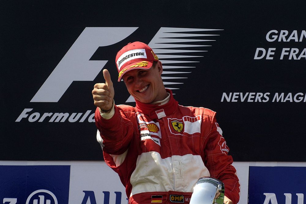Podio: el ganador de la carrera Michael Schumacher celebra