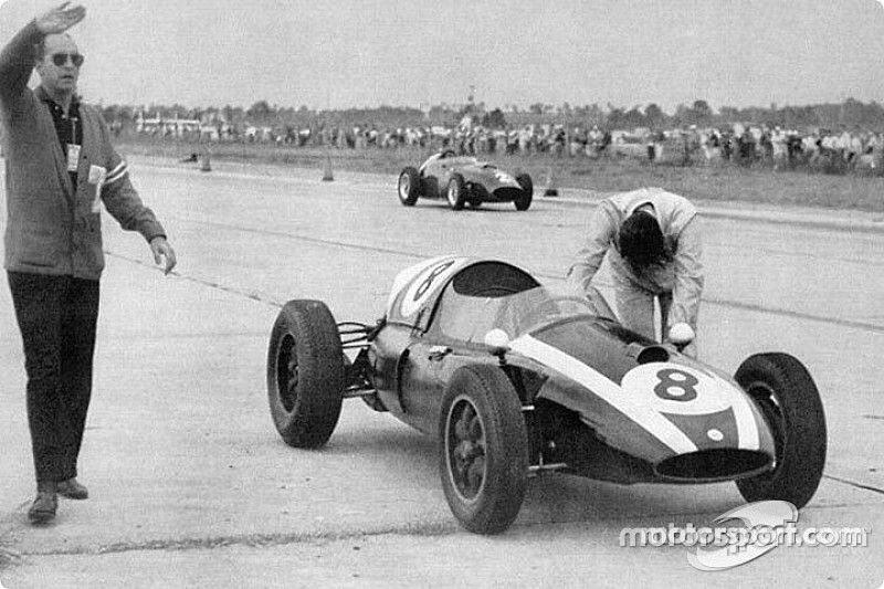 Jack Brabham empuja su Cooper-Climax 1959 F1 T&iacute;tulo de campe&oacute;n en la &uacute;ltima vuelta