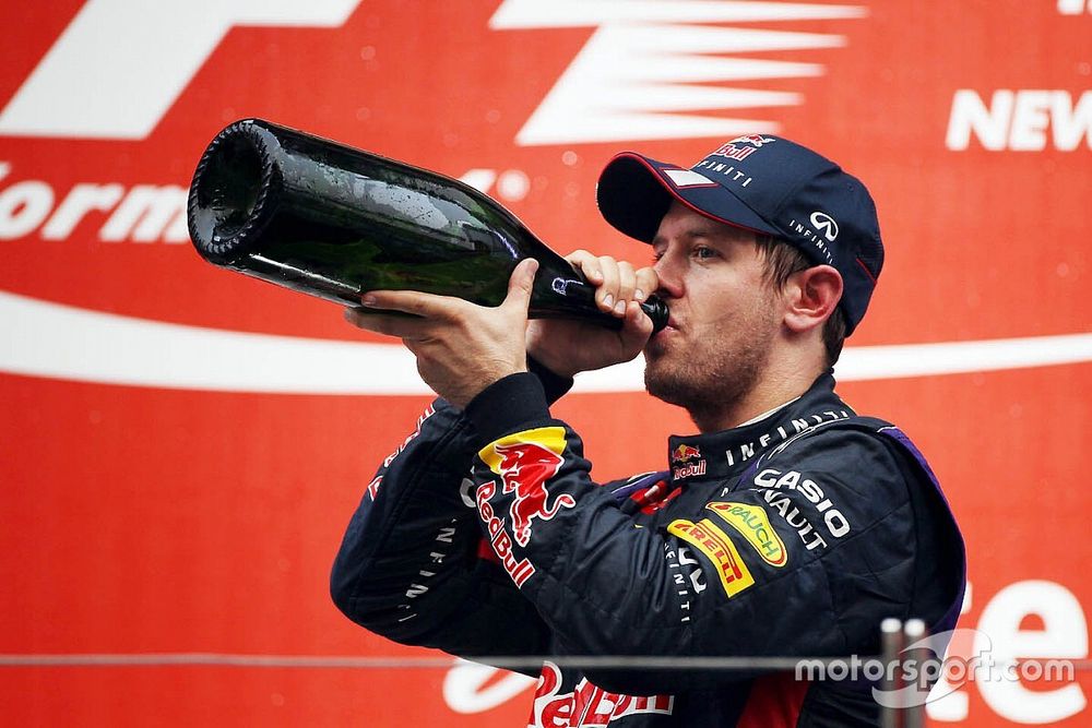 O vencedor e World Champion Sebastian Vettel, Red Bull Racing comemora no pódio