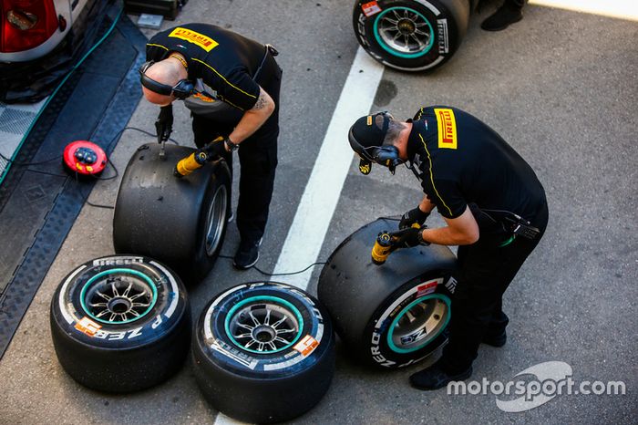 Trabajo de los ingenieros de Pirelli en algunos neumáticos