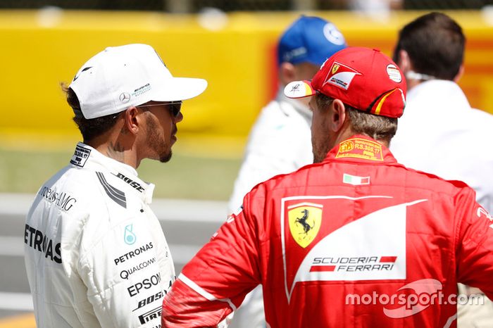 Entradas de primera fila, ganador de la pole Lewis Hamilton, Mercedes AMG F1, Sebastian Vettel, Ferrari para entrevistas después de la calificación