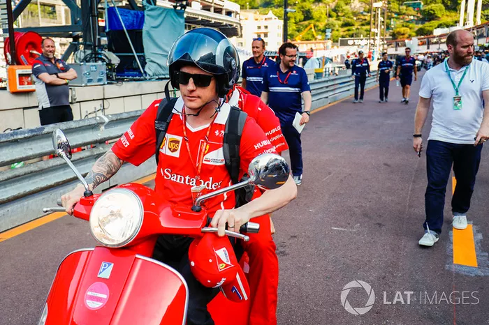 Kimi Raikkonen, Ferrari en una moto