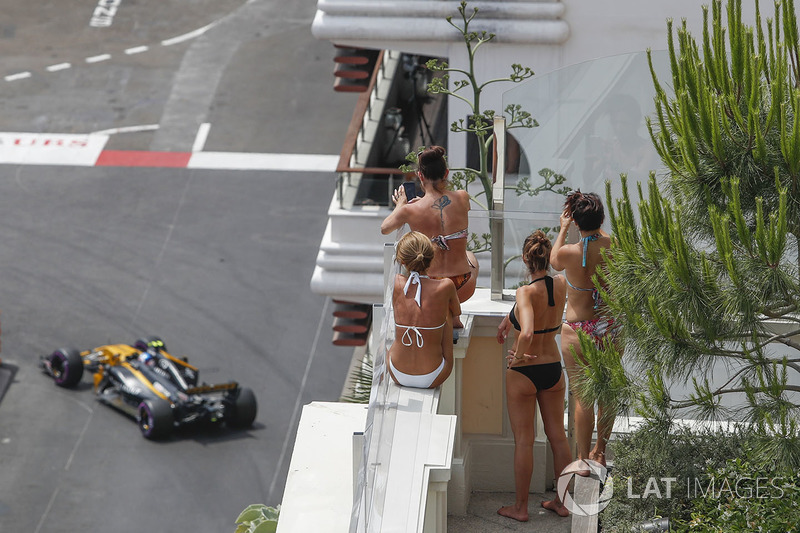 Hermosas mujeres ven a Jolyon Palmer, Renault Sport F1 Team RS17