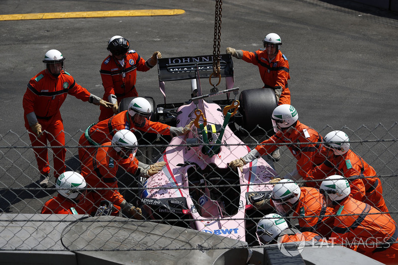 La voiture endommagée d'Esteban Ocon, Force India VJM10