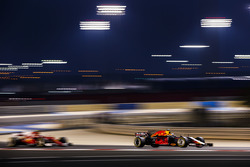 Daniel Ricciardo, Red Bull Racing RB13, Sebastian Vettel, Ferrari SF70H
