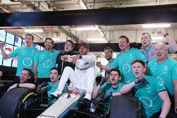 Lewis Hamilton, Mercedes AMG, feiert mit dem Team