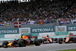 Daniel Ricciardo, Red Bull Racing RB13, Sebastian Vettel, Ferrari SF70H et Fernando Alonso, McLaren MCL32 en lutte pour une position