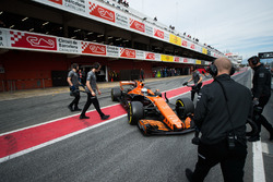 Fernando Alonso, McLaren MCL32 en los pits
