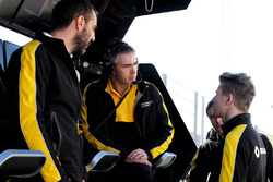 Управляющий директор Renault Sport F1 Сириль Абитбуль, гонщик команды Нико Хюлькенберг и технический