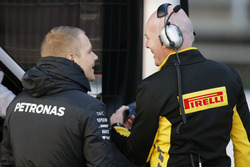 Valtteri Bottas, Mercedes AMG F1 W08, mit Pirelli-Ingenieur