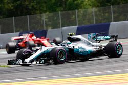 Valtteri Bottas, Mercedes AMG F1 W08 y Sebastian Vettel, Ferrari SF70H