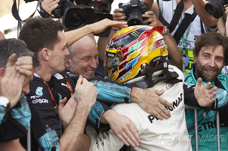 Race winner Lewis Hamilton, Mercedes AMG F1 with his team