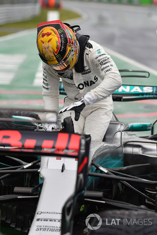 Pole sitter Lewis Hamilton, Mercedes AMG F1 F1 W08  in parc ferme