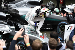 Racewinnaar Lewis Hamilton, Mercedes AMG F1 en tweede plaats Nico Rosberg, Mercedes AMG F1 in Parc F