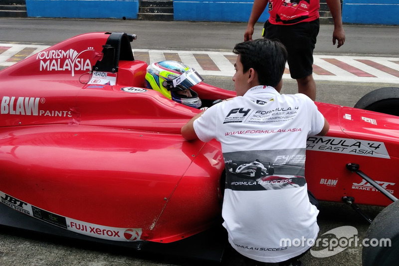 Keanon Santoso dengan Daniel Woodroof