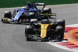 Jolyon Palmer, Renault Sport F1 Team RS17, Pascal Wehrlein, Sauber C36-Ferrari