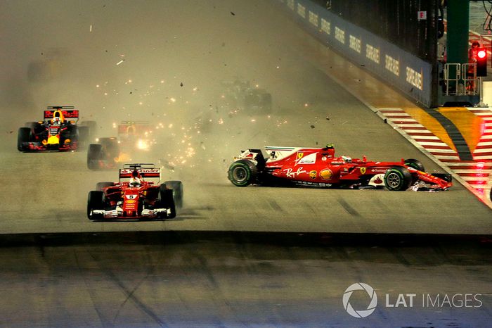 Sebastian Vettel, Ferrari SF70H al comando alla partenza della gara mentre avviene il contatto tra Kimi Raikkonen, Ferrari SF70H e Max Verstappen, Red Bull Racing RB13