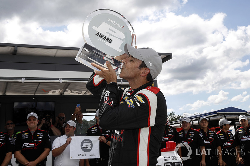 Ganador de la pole  Helio Castroneves, Team Penske Chevrolet celebra su pole position número 50