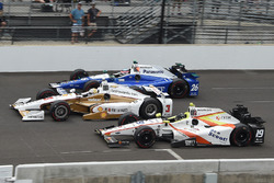 Helio Castroneves, Team Penske Chevrolet, Ed Jones, Dale Coyne Racing Honda, Takuma Sato, Andretti A