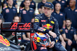 Max Verstappen, Red Bull Racing en una fotografía de equipo