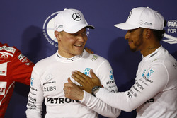 Ganador de la pole Valtteri Bottas, Mercedes AMG y el segundo lugar Lewis Hamilton, Mercedes AMG