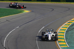 Felipe Massa, Williams FW40, devant Romain Grosjean, Haas F1 Team VF-17