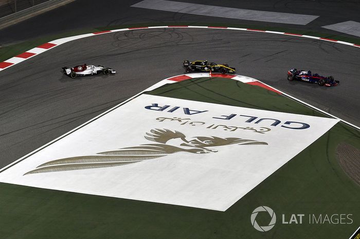 Brendon Hartley, Scuderia Toro Rosso STR13, Carlos Sainz Jr., Renault Sport F1 Team R.S. 18 and Marcus Ericsson, Sauber C37