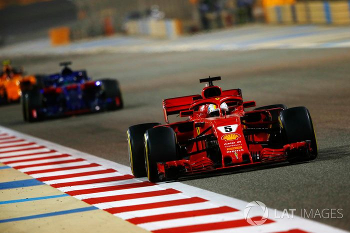 Sebastian Vettel, Ferrari SF71H, Brendon Hartley, Toro Rosso STR13 Honda