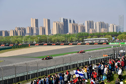 Daniel Ricciardo, Red Bull Racing RB14 and Sebastian Vettel, Ferrari SF71H