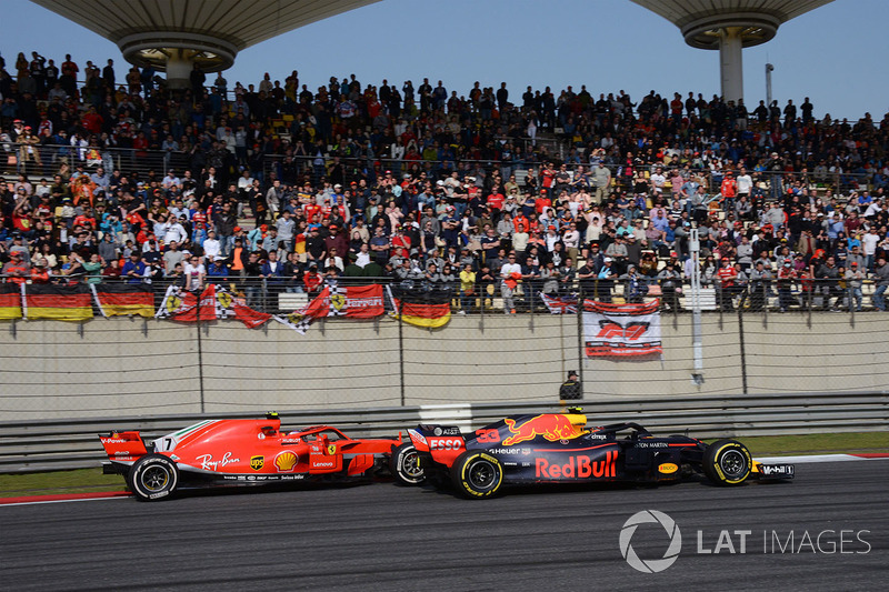 Max Verstappen, Red Bull Racing RB14 en Kimi Raikkonen, Ferrari SF71H duelleren