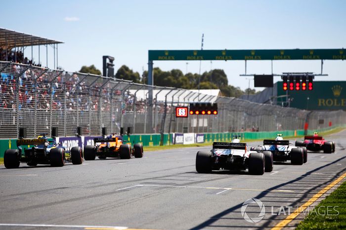 Kimi Raikkonen, Ferrari SF71H, Sergey Sirotkin, Williams FW41 Mercedes, Fernando Alonso, McLaren MCL33 Renault, Romain Grosjean, Haas F1 Team VF-18 Ferrari, y Nico Hulkenberg, Renault Sport F1 Team R.S. 18 se alinean en la parrilla para comenzar la práctic